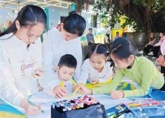 孩子们全程专注投入创作