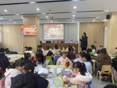 <strong>结合画面大胆讲述每个手</strong>