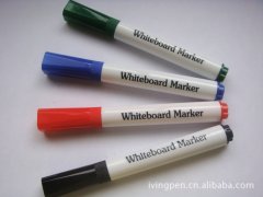 几位年轻的技术人员激烈讨论着新一代光伏的太