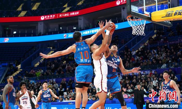 亨特砍下47分并贡献10篮板7助攻，带领四川男篮在