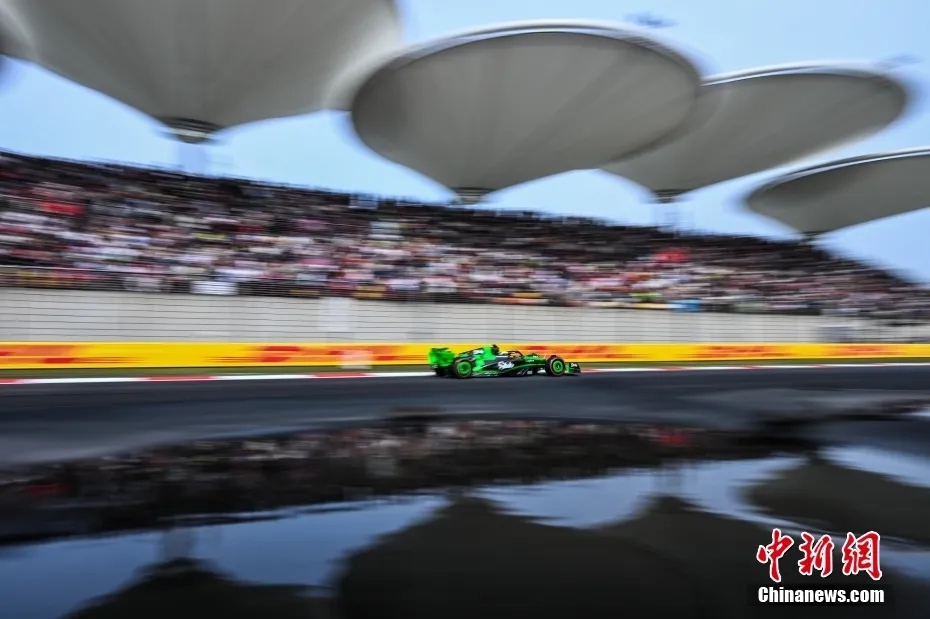 家乡车迷欢呼中周冠宇稳健克制夺得正赛第14名，