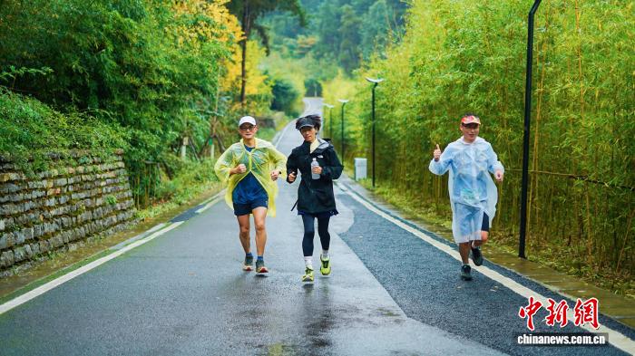 2000名徒步爱好者开启贵阳生态文明公益健行活动