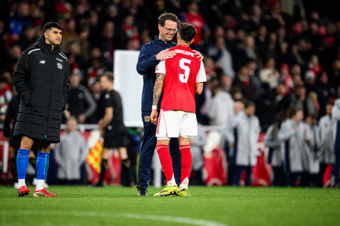 勒沃库森客场告负阿森纳主场胜出告别战