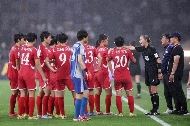 朝鲜女足遭逆转饮恨 争议判罚引主帅不满 面对澳
