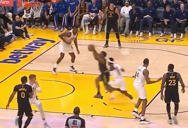 施罗德追防失误踹翻克莱尔，与追梦冲突遭判一