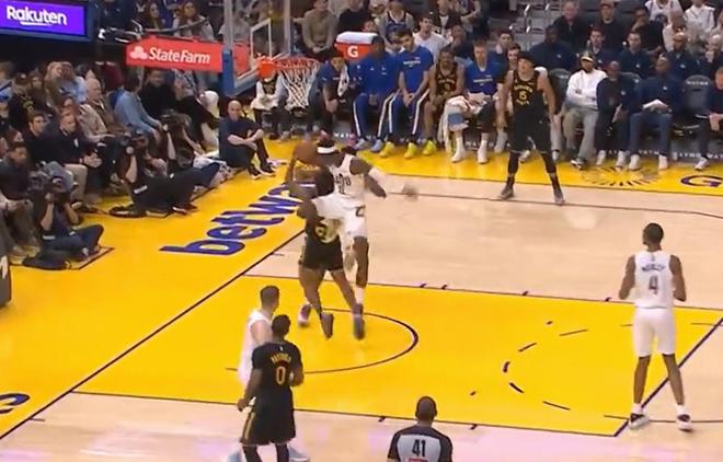 施罗德追防失误踹翻克莱尔，与追梦冲突遭判一