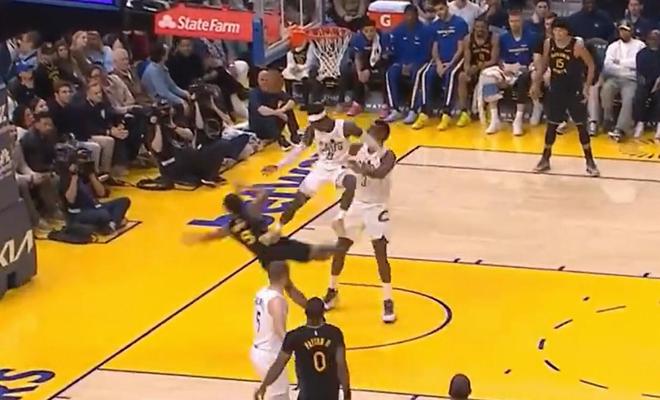 施罗德追防失误踹翻克莱尔，与追梦冲突遭判一