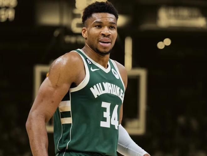 扬尼斯·阿德托昆博直面交易传闻 坚持留在密尔